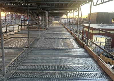 aluminum deck on large industrial scaffolding